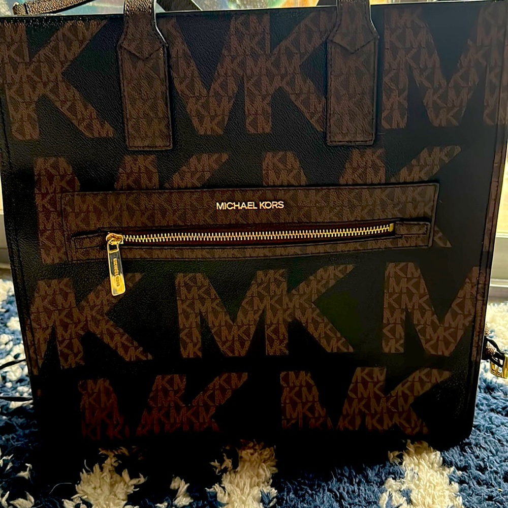Large Michael Kors MK tote with strap. - Picture 1 of 5